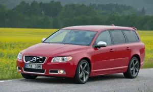 Röd Volvo V70 Momentum parkerad vid en gul rapsåker.
