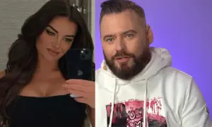 Natalia Janoszek i jej afera w mediach. Uśmiechnięta influencerka robi selfie, obok niej mężczyzna w bluzie.