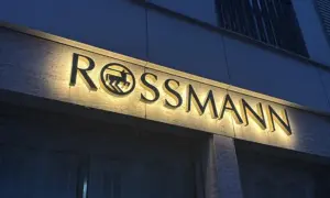 Podświetlany napis Rossmann. Sprawdź perfumy Currara, ich cena w Rossmannie może Cię zaskoczyć.