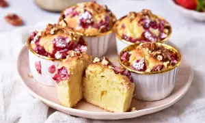 Puszyste muffinki z truskawkami, posypane orzechami, kuszą swoim wyglądem i zapachem. Idealne na deser.