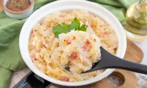 Sauerkraut kochen nach Omas Rezept: herzhaftes Gericht mit Speck und Kümmel, garniert mit Petersilie.