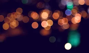 Rozmyte kółka świateł, tworzące efekt bokeh. To jak patrzenie na nocne miasto przez zaparowane okno.