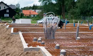 Budowa fundamentów: zbrojenie, rury i izolacja.