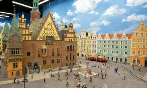 Miniaturowy Rynek we Wrocławiu z kolorowymi kamieniczkami i tramwajem. Idealne atrakcje dla dzieci Wrocław, które przeniosą w świat fantazji.