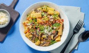 Rigatoni med svamp, bacon och spenat. Ett enkelt spenat recept som passar perfekt till middag.