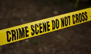 Żółta taśma z napisem "CRIME SCENE DO NOT CROSS" informuje o miejscu zdarzenia, gdzie doszło do popełnienia przestępstwa.
