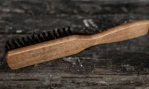 Drewniana szczotka z włosiem dzika, z wygrawerowanym logo "BRODATY". Czy szczotka z włosia dzika jest dobra? Tak, dla zadbanej brody!