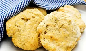 Nybakade scones med kesella, redo att avnjutas.