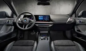 Interiör i en BMW med digital instrumentpanel, stor infotainmentskärm som visar navigation och en ratt med Steptronic-funktion.