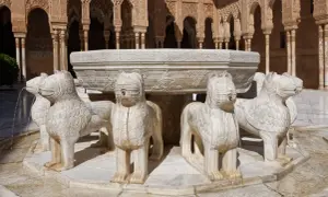 La Fuente de los Leones de la Alhambra tiene doce leones de mármol que vierten agua.