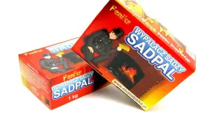 Dwie czerwone paczki "SADPAL" z kominiarzem i płonącym kominkiem. Produkt do usuwania sadzy.