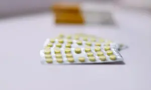 Blisterverpakkingen met gele pillen, mogelijk een alternatief voor Ritalin.
