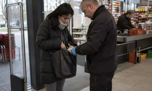 Ochroniarz w sklepie pomaga kobiecie, która próbuje ukryć w torebce artykuły spożywcze. Sytuacja przypomina scenę z filmu, gdzie 278 kk może oznaczać próbę kradzieży.