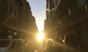 El sol del solsticio de invierno ilumina Zaragoza, creando un espectáculo de luz entre los edificios.