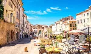 Sonniger Platz in Aix-en-Provence mit Cafés und Geschäften. Entdecken Sie hier die besten Aix-en-Provence Geheimtipps für Ihren Urlaub.