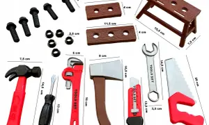 Zestaw zabawek hydraulika: młotek, śrubokręt, klucz, siekiera, piła, nożyk, śruby, nakrętki i stołek.