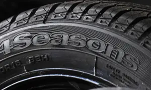 Zbliżenie na oponę całoroczną z napisem "4Seasons" i oznaczeniem 205/55R16 88H.