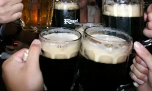 Czeskie piwo, z którego słyną Czechy, w kuflach i szklankach, z pianką.