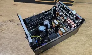 Wnętrze zasilacza komputerowego MEG. Zastanawiasz się, jaki zasilacz do komputera wybrać? Ten model ma moc 1600W.