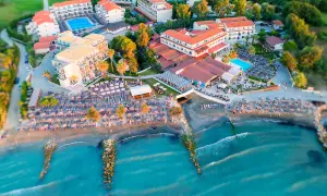 Widok z lotu ptaka na hotel z basenem i plażą pełną leżaków i parasoli. Idealne miejsce na wakacje, jak z marzeń, niczym z katalogu Itaka.