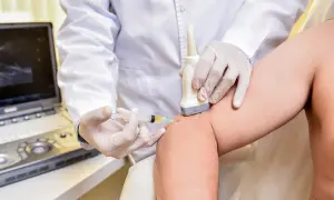 Médecin guidant une échographie pour une infiltration. L'effet de l'infiltration au bout de combien de temps est une question courante.