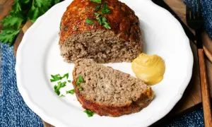 Saftiger Hackbraten, perfekt für ein schnelles Hackbraten Rezept. Mit Senf und Petersilie garniert, ein Genuss!
