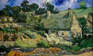 Ein Dorf mit strohgedeckten Häusern und üppiger Vegetation, typisch für die Werke van Goghs. Der Himmel ist dramatisch blau mit wirbelnden Wolken.