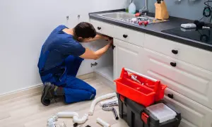 Ile bierze hydraulik za instalacje w domu? Sprawdź ukryte koszty