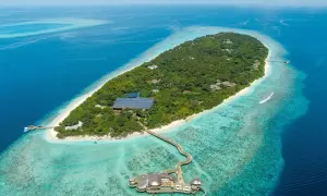 Trauminsel auf den Malediven. Ein luxuriöser Urlaub, der die Kosten wert ist. Überwasser-Bungalows und türkisfarbenes Meer.