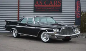 Svart de Soto bil med kromdetaljer och vita däcksidor framför AS CARS. En klassisk amerikansk dröm.