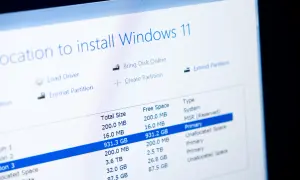 Ekran instalacji Windows 11, opcja formatowania partycji. Jak zrobic format komputera win 11? Wybierz dysk i kliknij "Formatuj".