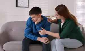 Adolescente pensativo recibe apoyo. Ideas para actividades para trabajar la frustración en adolescentes.