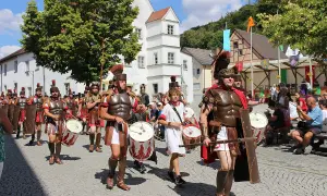 Römer marschieren mit Trommeln und Schilden beim Markt Kipfenberg.