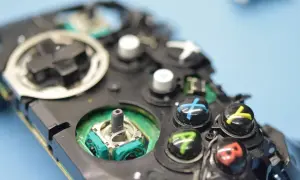 Jak rozebrać pada Xbox Series X i uniknąć uszkodzeń podczas naprawy