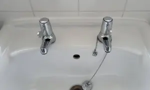 Dlaczego w Anglii są dwa krany? Zaskakujące powody tego zwyczaju