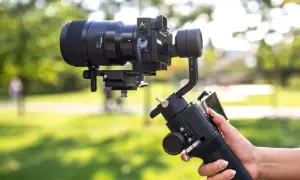 Profesjonalny gimbal stabilizuje aparat z obiektywem, zapewniając płynne ujęcia. To właśnie gimbal co to za urządzenie, które ułatwia filmowanie.