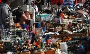 Buntes Treiben auf dem Flohmarkt Kelheim: Ein Kopf einer Schaufensterpuppe blickt neugierig in die Menge, umgeben von allerlei Trödel und Schätzen.