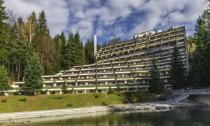 Hotel Granit w Szklarskiej Porębie, tarasowy budynek z widokiem na las i staw. Sprawdź cennik pobytu.