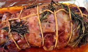 Pieczona jagnięcina z rozmarynem, jak z przepisu Ani Gotuje. Soczyste mięso, złocista skórka i aromatyczne zioła.