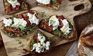 Grillade bruschetta med krämig ost, soltorkade tomater och pesto. En härlig ostupplevelse!