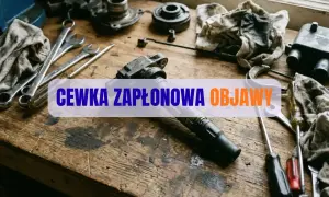 Warsztat samochodowy z narzędziami i częściami. Na blacie leży cewka zapłonowa, a obok klucze i śrubokręty. Tekst: "CEWKA ZAPŁONOWA OBJAWY".