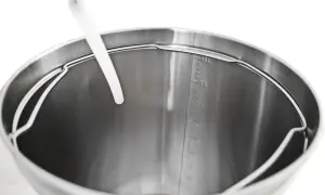 Metalowy garnek coobra cb5 z miarką litrową. Biała rurka wchodzi do środka.