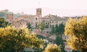 Borgo antico di San Ginesio, con la sua torre e la chiesa, immerso nel verde. Un paesaggio maturo, come un frutto pronto da gustare.
