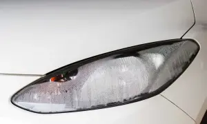 Faros empañados por dentro: una solución para la condensación en el faro de un coche blanco.