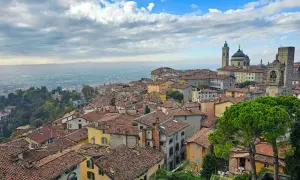 Widok na stare miasto Bergamo z dachami i wieżami.