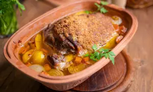 Saftige Lammschulter mit knuspriger Kruste, geschmort mit Kartoffeln und Wurzelgemüse. Ein köstliches Lammschulter Rezept für Genießer.