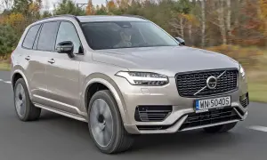 Złoty Volvo XC90 w ruchu. Sprawdź jego imponujące volvo xc90 wymiary, idealne na rodzinne podróże.