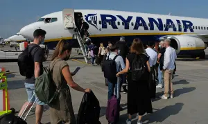Pasażerowie wsiadają do samolotu Ryanair. Zastanawiasz się, ile wcześniej trzeba być na lotnisku Ryanair?