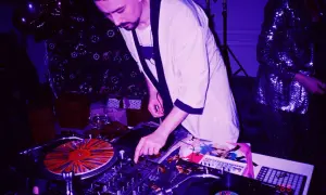 Co robi DJ? Odkryj tajniki pracy DJ-a w muzyce i klubach