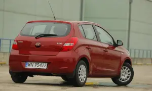 Czerwony Hyundai i20, widok z tyłu. Czas na wymianę żarówki w tylnej lampie.